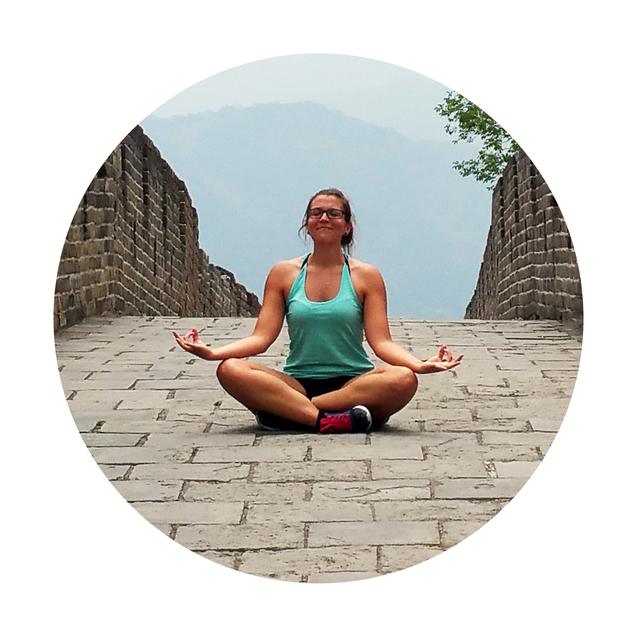 Vanessa assise sur la muraille de Chine